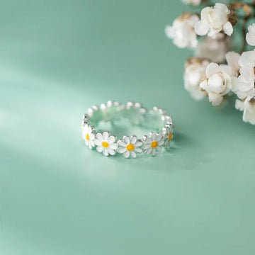 Sparkling Daisy Ring